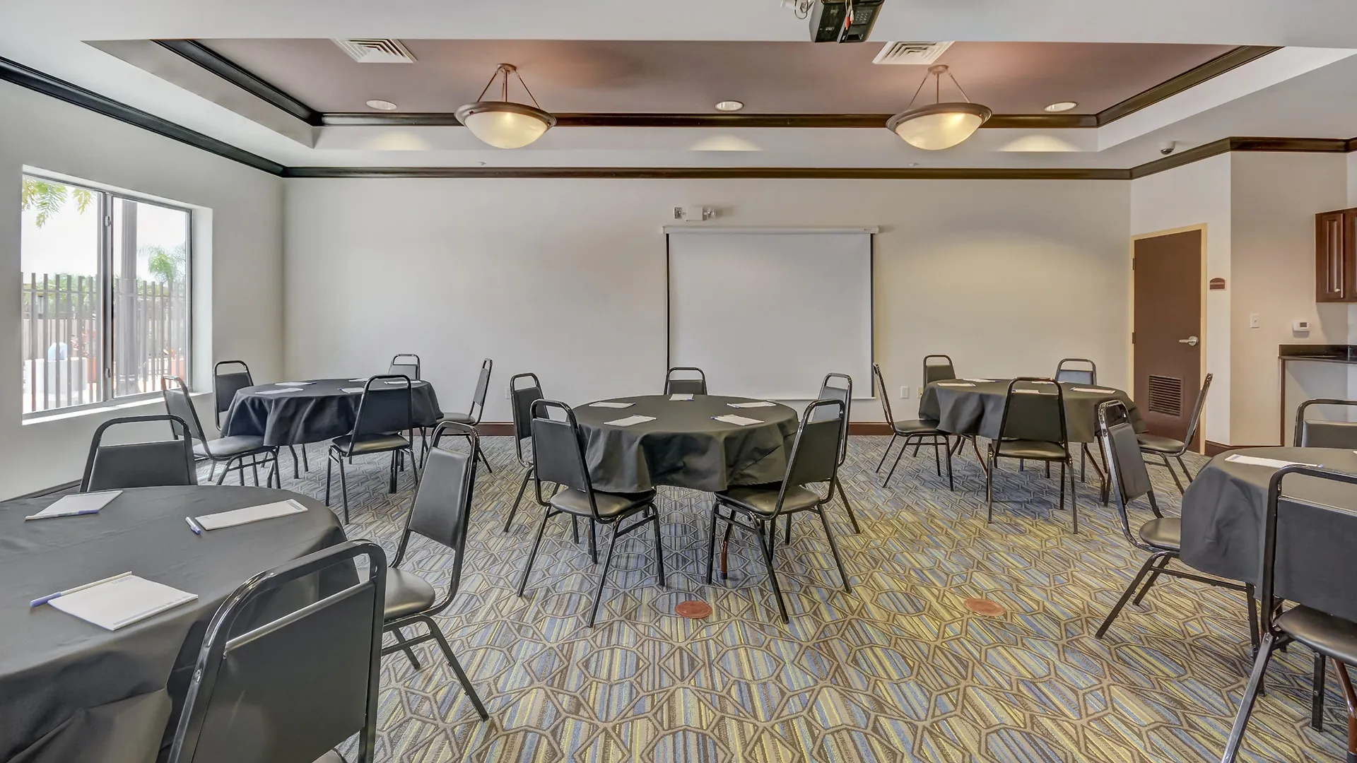 Holiday Inn Express Hotel & Suites Tampa-Usf-Busch Gardens By Ihg 2*, Tampa