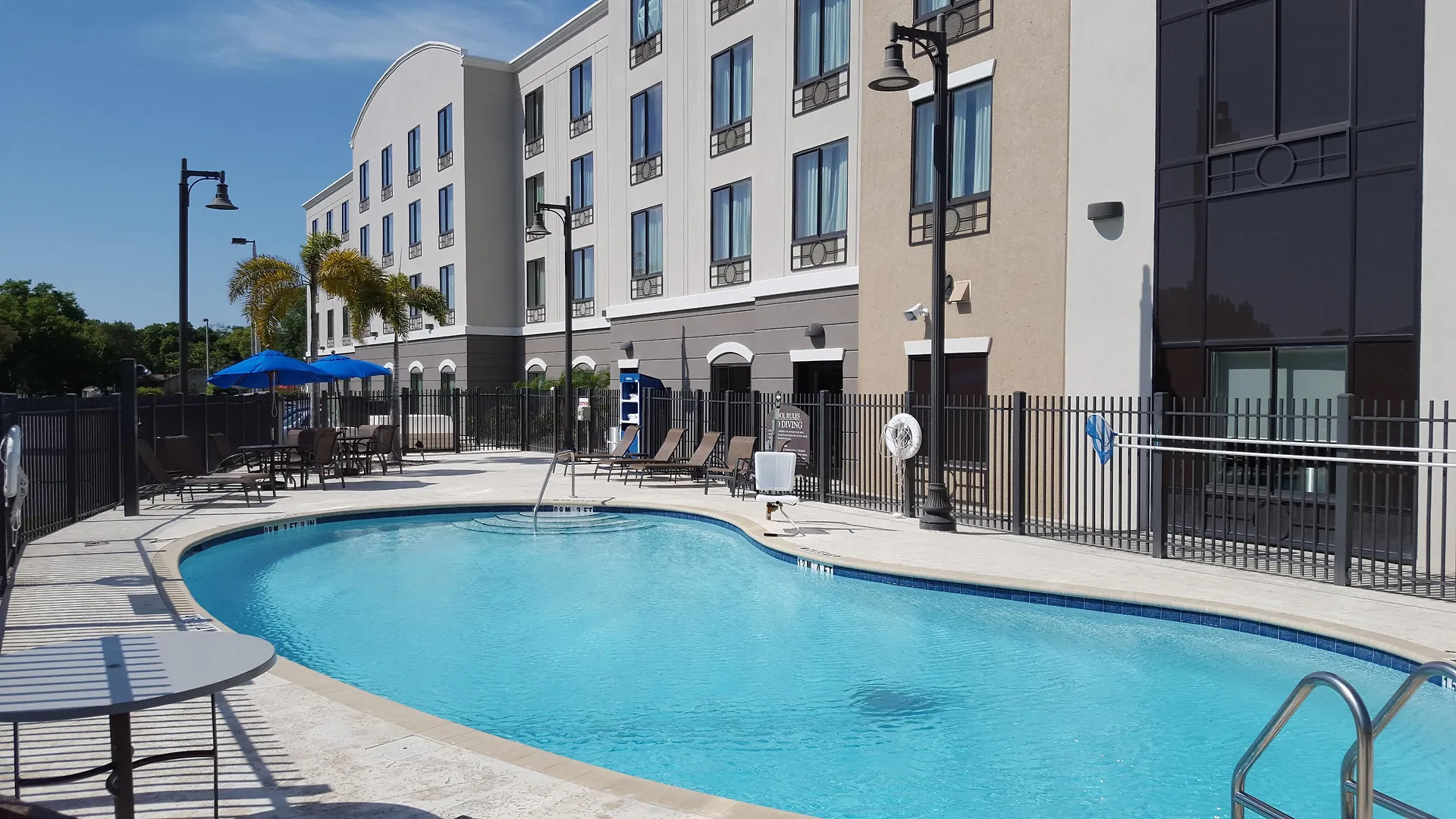 Holiday Inn Express Hotel & Suites Tampa-Usf-Busch Gardens By Ihg 2*, Tampa